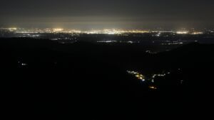 Dieses Bild zeigt eine Webcam-Aufnahme vom Achertal, aufgenommen am Dienstag, den 26.08.2025 um 00:30 Uhr. Die Temperatur betrug 14.4°C.