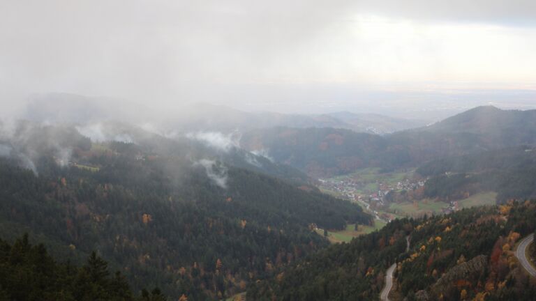 Dieses Bild zeigt eine Webcam-Aufnahme vom Achertal, aufgenommen am Montag, den 03.11.2025 um 08:10 Uhr. Die Temperatur betrug 2.7°C.