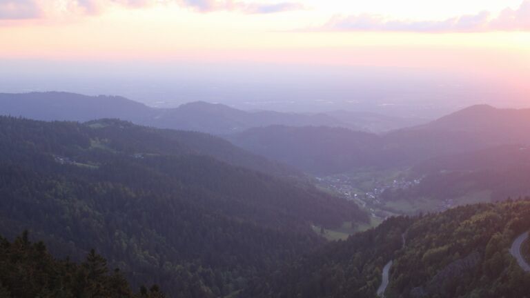Dieses Bild zeigt eine Webcam-Aufnahme vom Achertal, aufgenommen am Freitag, den 08.05.2026 um 20:40 Uhr. Die Temperatur betrug 10.2°C.