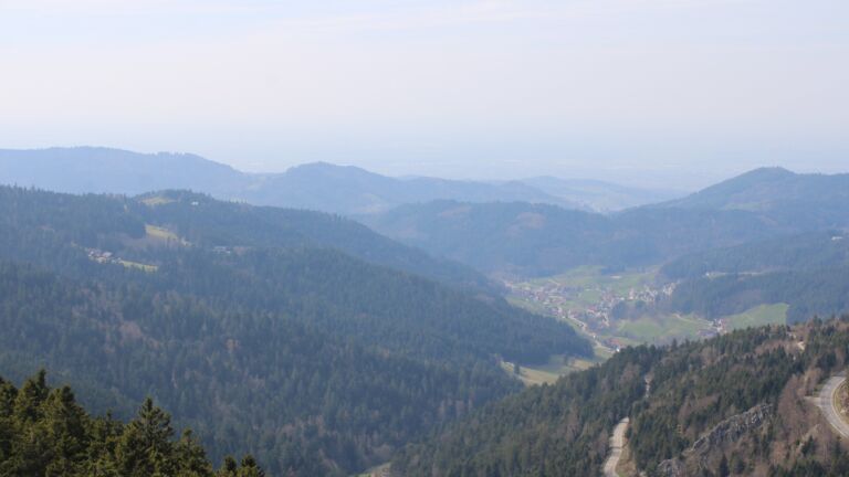 Dieses Bild zeigt eine Webcam-Aufnahme vom Achertal, aufgenommen am Dienstag, den 24.03.2026 um 13:30 Uhr. Die Temperatur betrug 8.9°C.