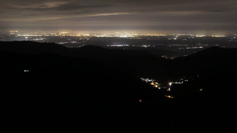 Dieses Bild zeigt eine Webcam-Aufnahme vom Achertal, aufgenommen am Samstag, den 20.12.2025 um 03:00 Uhr. Die Temperatur betrug 7.3°C.