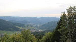Dieses Bild zeigt eine Webcam-Aufnahme vom Achertal, aufgenommen am Montag, den 28.09.2026 um 17:40 Uhr. Die Temperatur betrug 27.4°C.