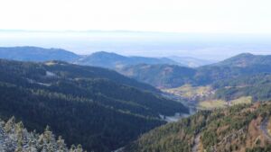 Dieses Bild zeigt eine Webcam-Aufnahme vom Achertal, aufgenommen am Montag, den 01.12.2025 um 13:20 Uhr. Die Temperatur betrug 2.8°C.