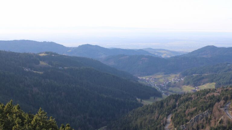 Dieses Bild zeigt eine Webcam-Aufnahme vom Achertal, aufgenommen am Donnerstag, den 18.12.2025 um 14:10 Uhr. Die Temperatur betrug 7.9°C.