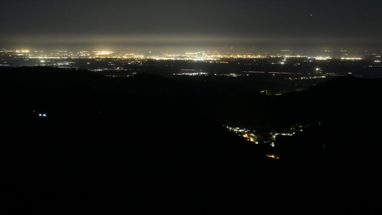 Dieses Bild zeigt eine Webcam-Aufnahme vom Achertal, aufgenommen am Freitag, den 24.04.2026 um 04:10 Uhr. Die Temperatur betrug 7.7°C.