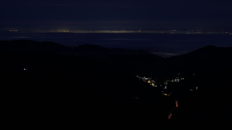 Dieses Bild zeigt eine Webcam-Aufnahme vom Achertal, aufgenommen am Sonntag, den 21.12.2025 um 07:10 Uhr. Die Temperatur betrug 7.1°C.