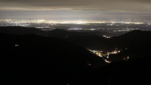 Dieses Bild zeigt eine Webcam-Aufnahme vom Achertal, aufgenommen am Freitag, den 19.12.2025 um 20:30 Uhr. Die Temperatur betrug 6.8°C.