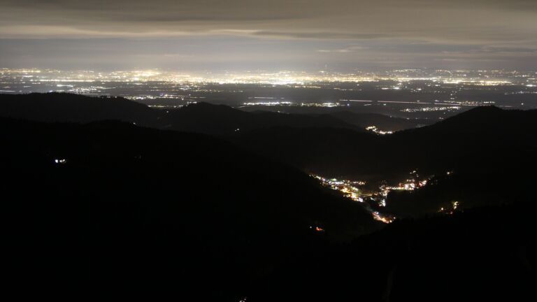 Dieses Bild zeigt eine Webcam-Aufnahme vom Achertal, aufgenommen am Freitag, den 19.12.2025 um 20:30 Uhr. Die Temperatur betrug 6.8°C.