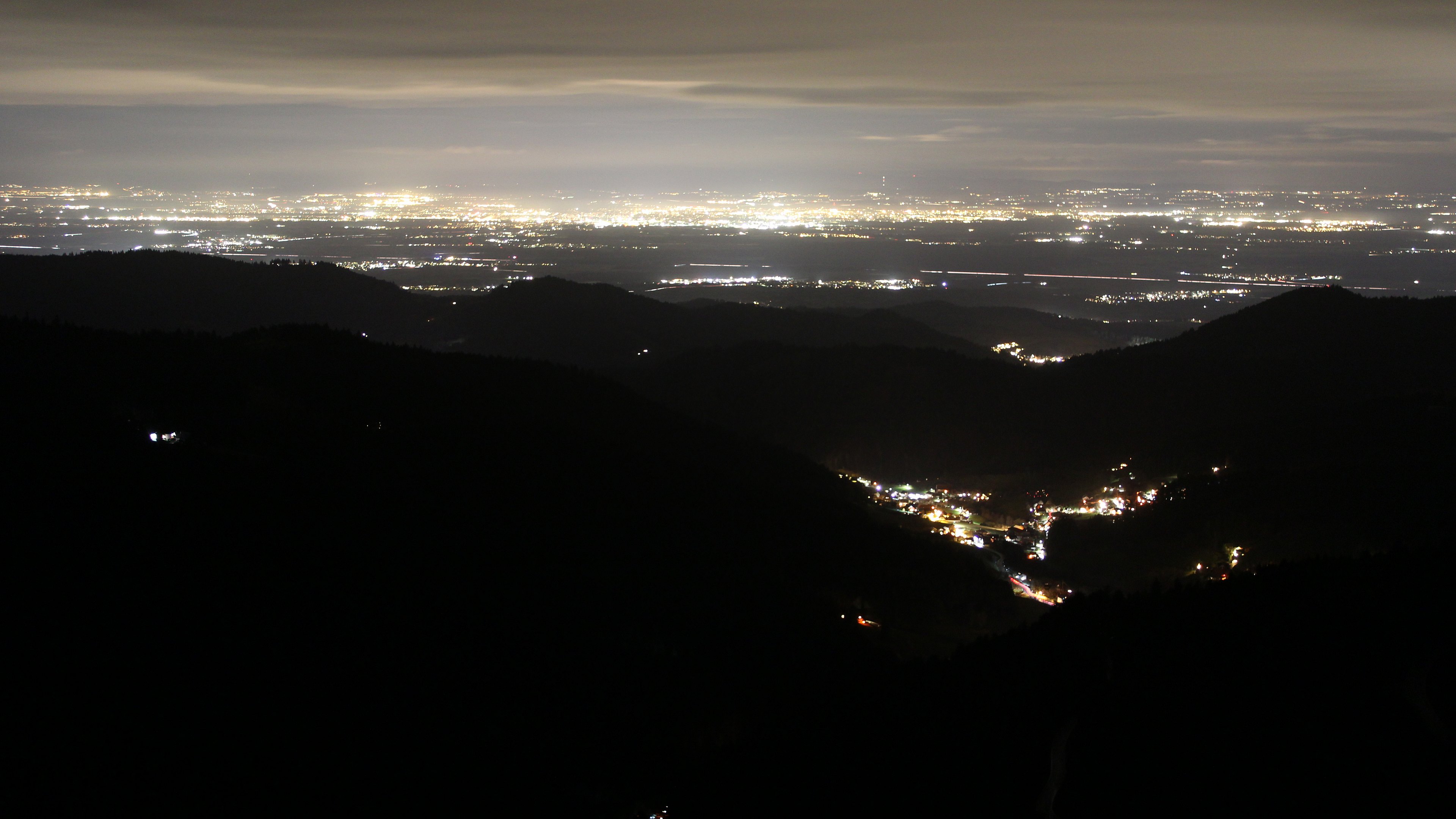 Dieses Bild zeigt eine Webcam-Aufnahme vom Achertal, aufgenommen am Freitag, den 19.12.2025 um 20:30 Uhr. Die Temperatur betrug 6.8°C.