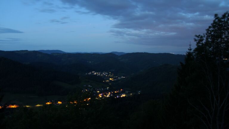 Dieses Bild zeigt eine Webcam-Aufnahme vom Achertal, aufgenommen am Sonntag, den 17.05.2026 um 04:50 Uhr. Die Temperatur betrug 5.5°C.