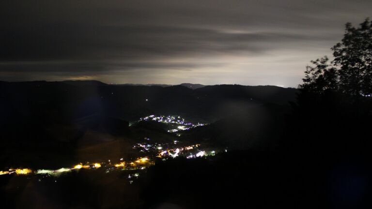 Dieses Bild zeigt eine Webcam-Aufnahme vom Achertal, aufgenommen am Samstag, den 13.06.2026 um 01:00 Uhr. Die Temperatur betrug 13.4°C.