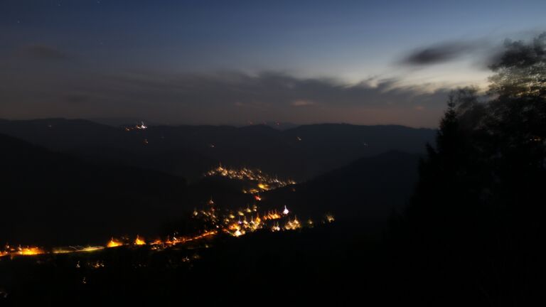Dieses Bild zeigt eine Webcam-Aufnahme vom Achertal, aufgenommen am Montag, den 19.10.2026 um 19:30 Uhr. Die Temperatur betrug 10°C.
