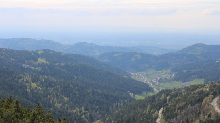 Dieses Bild zeigt eine Webcam-Aufnahme vom Achertal, aufgenommen am Samstag, den 18.04.2026 um 16:20 Uhr. Die Temperatur betrug 15°C.