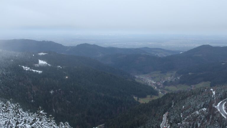 Dieses Bild zeigt eine Webcam-Aufnahme vom Achertal, aufgenommen am Freitag, den 28.11.2025 um 07:50 Uhr. Die Temperatur betrug 1.9°C.