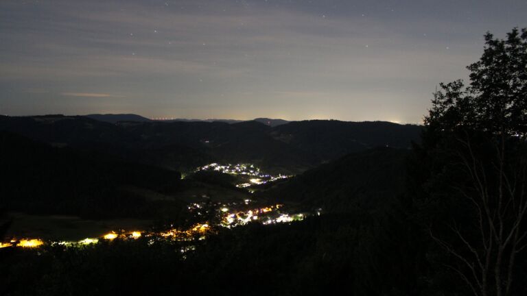 Dieses Bild zeigt eine Webcam-Aufnahme vom Achertal, aufgenommen am Mittwoch, den 08.07.2026 um 03:20 Uhr. Die Temperatur betrug 18.3°C.