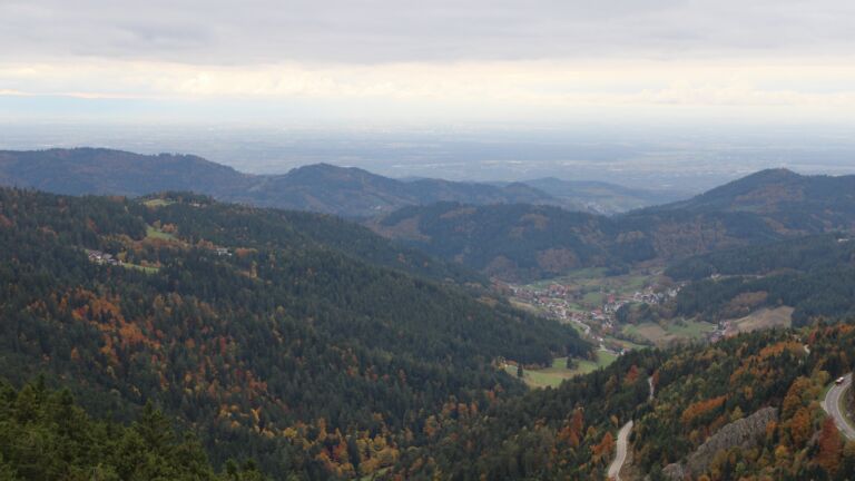 Dieses Bild zeigt eine Webcam-Aufnahme vom Achertal, aufgenommen am Freitag, den 17.10.2025 um 16:40 Uhr. Die Temperatur betrug 6.7°C.