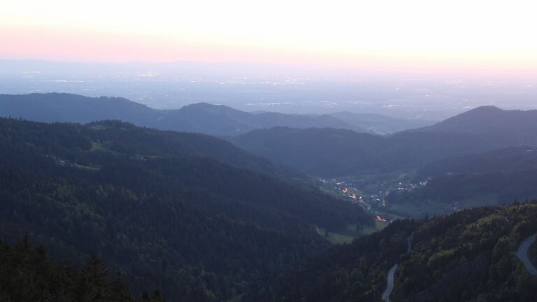 Dieses Bild zeigt eine Webcam-Aufnahme vom Achertal, aufgenommen am Freitag, den 09.05.2025 um 21:30 Uhr. Die Temperatur betrug 7.2°C.