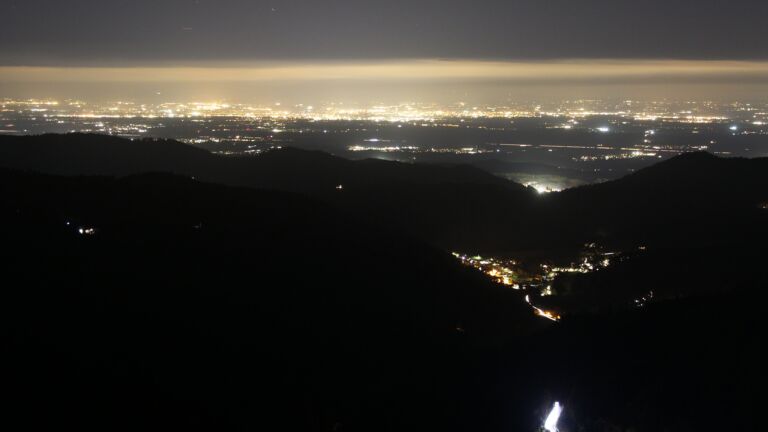 Dieses Bild zeigt eine Webcam-Aufnahme vom Achertal, aufgenommen am Dienstag, den 14.10.2025 um 20:30 Uhr. Die Temperatur betrug 6.6°C.