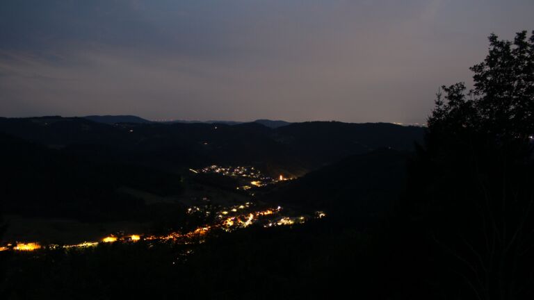 Dieses Bild zeigt eine Webcam-Aufnahme vom Achertal, aufgenommen am Samstag, den 25.07.2026 um 22:20 Uhr. Die Temperatur betrug 23.3°C.