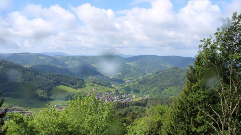 Dieses Bild zeigt eine Webcam-Aufnahme vom Achertal, aufgenommen am Dienstag, den 12.05.2026 um 10:30 Uhr. Die Temperatur betrug 2.6°C.