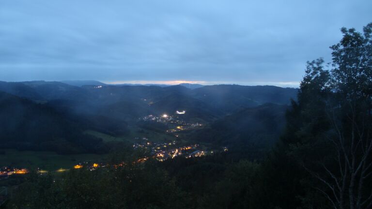 Dieses Bild zeigt eine Webcam-Aufnahme vom Achertal, aufgenommen am Dienstag, den 13.10.2026 um 19:10 Uhr. Die Temperatur betrug 11.6°C.