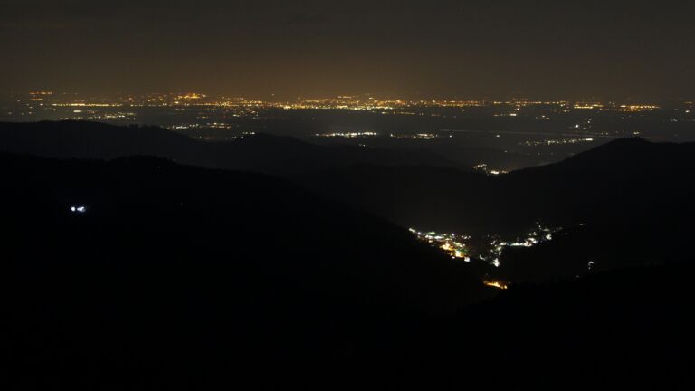 Dieses Bild zeigt eine Webcam-Aufnahme vom Achertal, aufgenommen am Mittwoch, den 18.03.2026 um 22:30 Uhr. Die Temperatur betrug 3.3°C.