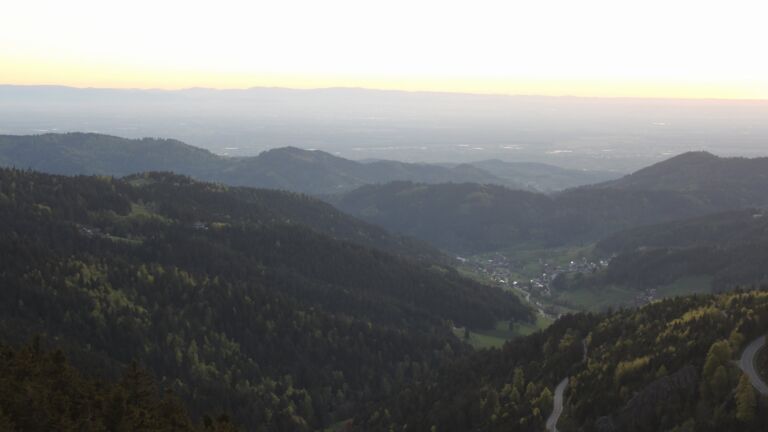 Dieses Bild zeigt eine Webcam-Aufnahme vom Achertal, aufgenommen am Donnerstag, den 23.04.2026 um 20:40 Uhr. Die Temperatur betrug 10.9°C.