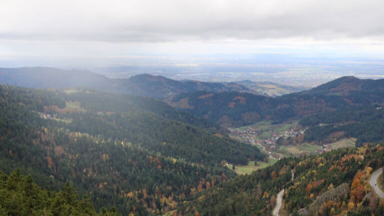 Dieses Bild zeigt eine Webcam-Aufnahme vom Achertal, aufgenommen am Dienstag, den 28.10.2025 um 13:10 Uhr. Die Temperatur betrug 6.1°C.