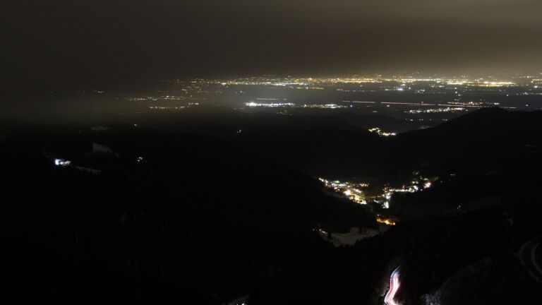 Dieses Bild zeigt eine Webcam-Aufnahme vom Achertal, aufgenommen am Sonntag, den 23.11.2025 um 19:00 Uhr. Die Temperatur betrug -1.2°C.