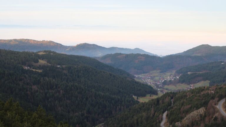 Dieses Bild zeigt eine Webcam-Aufnahme vom Achertal, aufgenommen am Sonntag, den 21.12.2025 um 08:40 Uhr. Die Temperatur betrug 6.1°C.