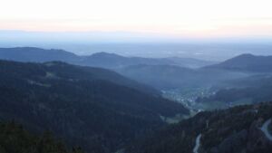 Dieses Bild zeigt eine Webcam-Aufnahme vom Achertal, aufgenommen am Donnerstag, den 09.04.2026 um 20:10 Uhr. Die Temperatur betrug 13.5°C.