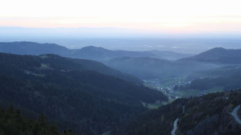 Dieses Bild zeigt eine Webcam-Aufnahme vom Achertal, aufgenommen am Donnerstag, den 09.04.2026 um 20:10 Uhr. Die Temperatur betrug 13.5°C.