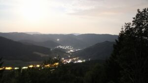 Dieses Bild zeigt eine Webcam-Aufnahme vom Achertal, aufgenommen am Sonntag, den 28.06.2026 um 01:30 Uhr. Die Temperatur betrug 28.4°C.