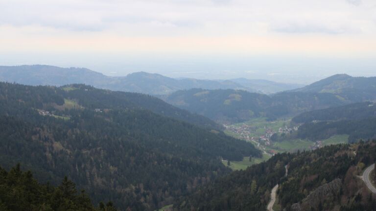 Dieses Bild zeigt eine Webcam-Aufnahme vom Achertal, aufgenommen am Mittwoch, den 15.04.2026 um 16:50 Uhr. Die Temperatur betrug 9.1°C.