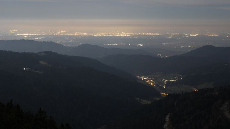 Dieses Bild zeigt eine Webcam-Aufnahme vom Achertal, aufgenommen am Mittwoch, den 04.03.2026 um 03:30 Uhr. Die Temperatur betrug 3.9°C.