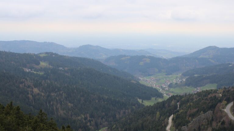 Dieses Bild zeigt eine Webcam-Aufnahme vom Achertal, aufgenommen am Mittwoch, den 15.04.2026 um 16:40 Uhr. Die Temperatur betrug 9.4°C.