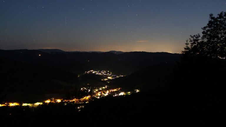 Dieses Bild zeigt eine Webcam-Aufnahme vom Achertal, aufgenommen am Mittwoch, den 17.06.2026 um 23:20 Uhr. Die Temperatur betrug 21.9°C.