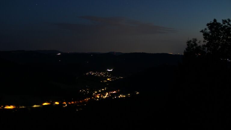 Dieses Bild zeigt eine Webcam-Aufnahme vom Achertal, aufgenommen am Freitag, den 14.08.2026 um 21:50 Uhr. Die Temperatur betrug 28.3°C.