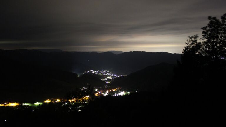 Dieses Bild zeigt eine Webcam-Aufnahme vom Achertal, aufgenommen am Samstag, den 17.10.2026 um 02:30 Uhr. Die Temperatur betrug 12.2°C.