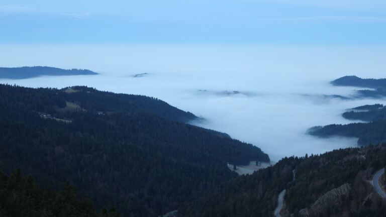 Dieses Bild zeigt eine Webcam-Aufnahme vom Achertal, aufgenommen am Montag, den 22.12.2025 um 08:10 Uhr. Die Temperatur betrug 6.9°C.