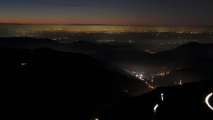 Dieses Bild zeigt eine Webcam-Aufnahme vom Achertal, aufgenommen am Samstag, den 27.12.2025 um 18:10 Uhr. Die Temperatur betrug 3.2°C.