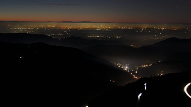 Dieses Bild zeigt eine Webcam-Aufnahme vom Achertal, aufgenommen am Samstag, den 27.12.2025 um 18:10 Uhr. Die Temperatur betrug 3.2°C.