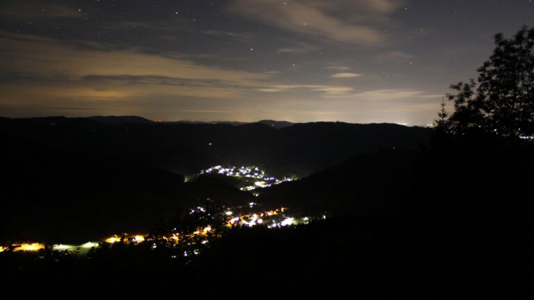 Dieses Bild zeigt eine Webcam-Aufnahme vom Achertal, aufgenommen am Mittwoch, den 13.05.2026 um 01:30 Uhr. Die Temperatur betrug 3.3°C.
