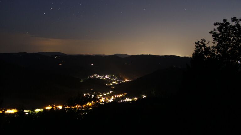 Dieses Bild zeigt eine Webcam-Aufnahme vom Achertal, aufgenommen am Montag, den 10.08.2026 um 22:20 Uhr. Die Temperatur betrug 23.8°C.
