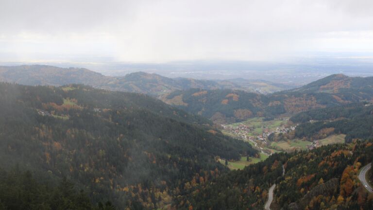 Dieses Bild zeigt eine Webcam-Aufnahme vom Achertal, aufgenommen am Donnerstag, den 23.10.2025 um 14:50 Uhr. Die Temperatur betrug 5°C.