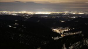 Dieses Bild zeigt eine Webcam-Aufnahme vom Achertal, aufgenommen am Montag, den 12.01.2026 um 21:30 Uhr. Die Temperatur betrug 4.8°C.