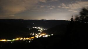 Dieses Bild zeigt eine Webcam-Aufnahme vom Achertal, aufgenommen am Dienstag, den 06.10.2026 um 23:00 Uhr. Die Temperatur betrug 16.5°C.