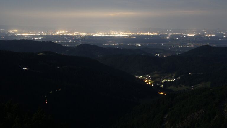 Dieses Bild zeigt eine Webcam-Aufnahme vom Achertal, aufgenommen am Samstag, den 12.07.2025 um 02:30 Uhr. Die Temperatur betrug 12.6°C.