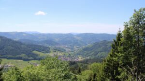 Dieses Bild zeigt eine Webcam-Aufnahme vom Achertal, aufgenommen am Freitag, den 22.05.2026 um 13:30 Uhr. Die Temperatur betrug 23°C.