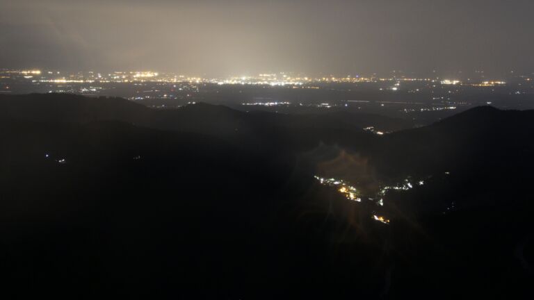 Dieses Bild zeigt eine Webcam-Aufnahme vom Achertal, aufgenommen am Donnerstag, den 05.06.2025 um 23:30 Uhr. Die Temperatur betrug 11.7°C.